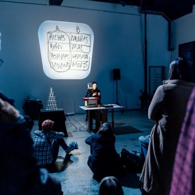 Morgane Baffier, conférence performée. Dans le cadre la Biennale Nemo, 2021. © Quentin Chevrier